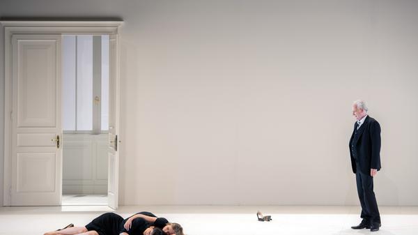 Don Alfonso (Johannes Martin Kränzle, re.) überredet die jungen Männer zu der Wette. Hier das Urteil unseres Kritikers über "Cosi fan tutte".