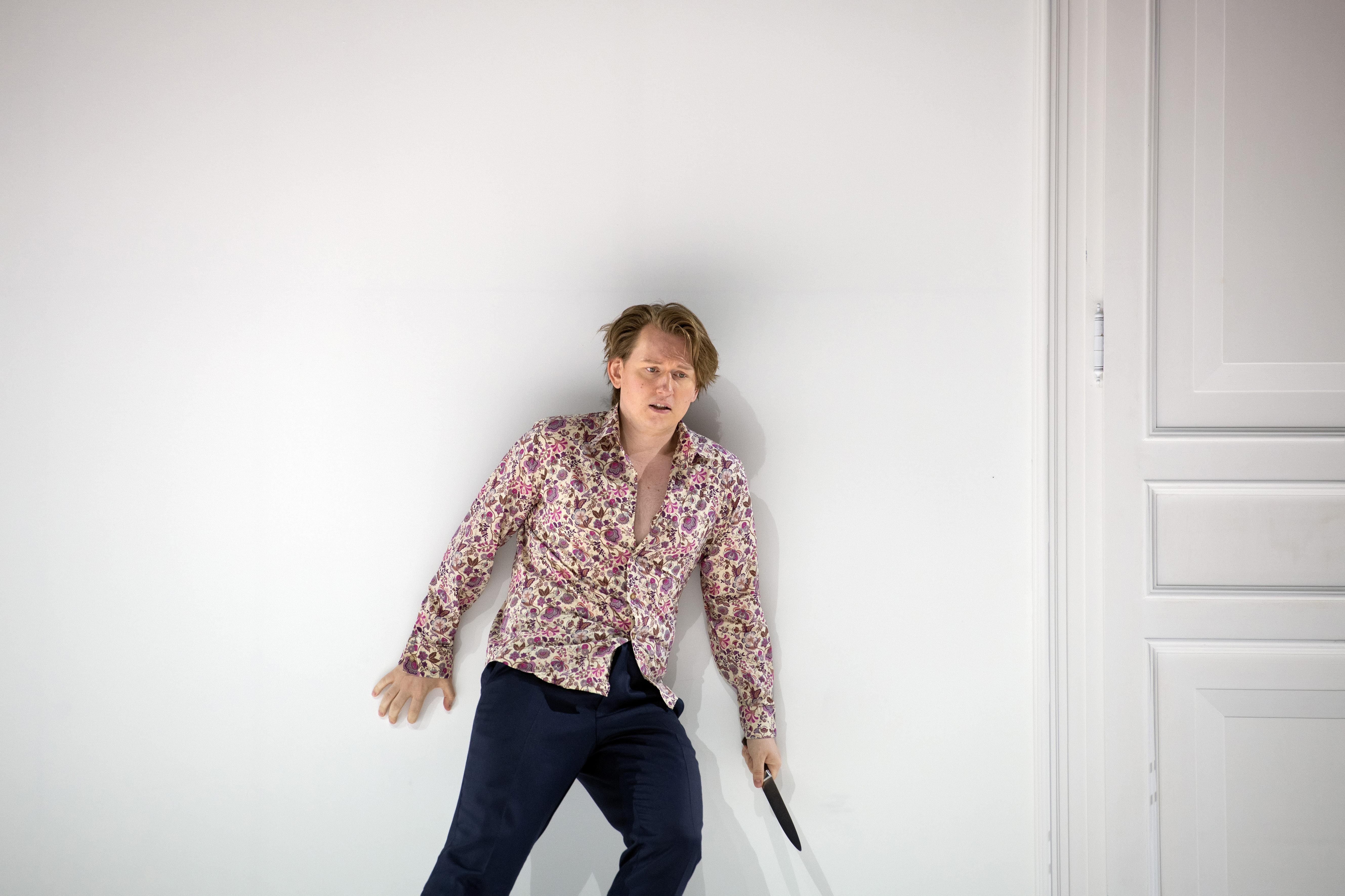 Das Rollentausch-Spiel läuft aus dem Ruder. Ferrando (Bogdan Volkov) ist schon ziemlich verunsichert. Hier das Urteil unseres Kritikers über "Cosi fan tutte".