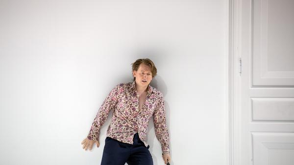 Das Rollentausch-Spiel läuft aus dem Ruder. Ferrando (Bogdan Volkov) ist schon ziemlich verunsichert. Hier das Urteil unseres Kritikers über "Cosi fan tutte".