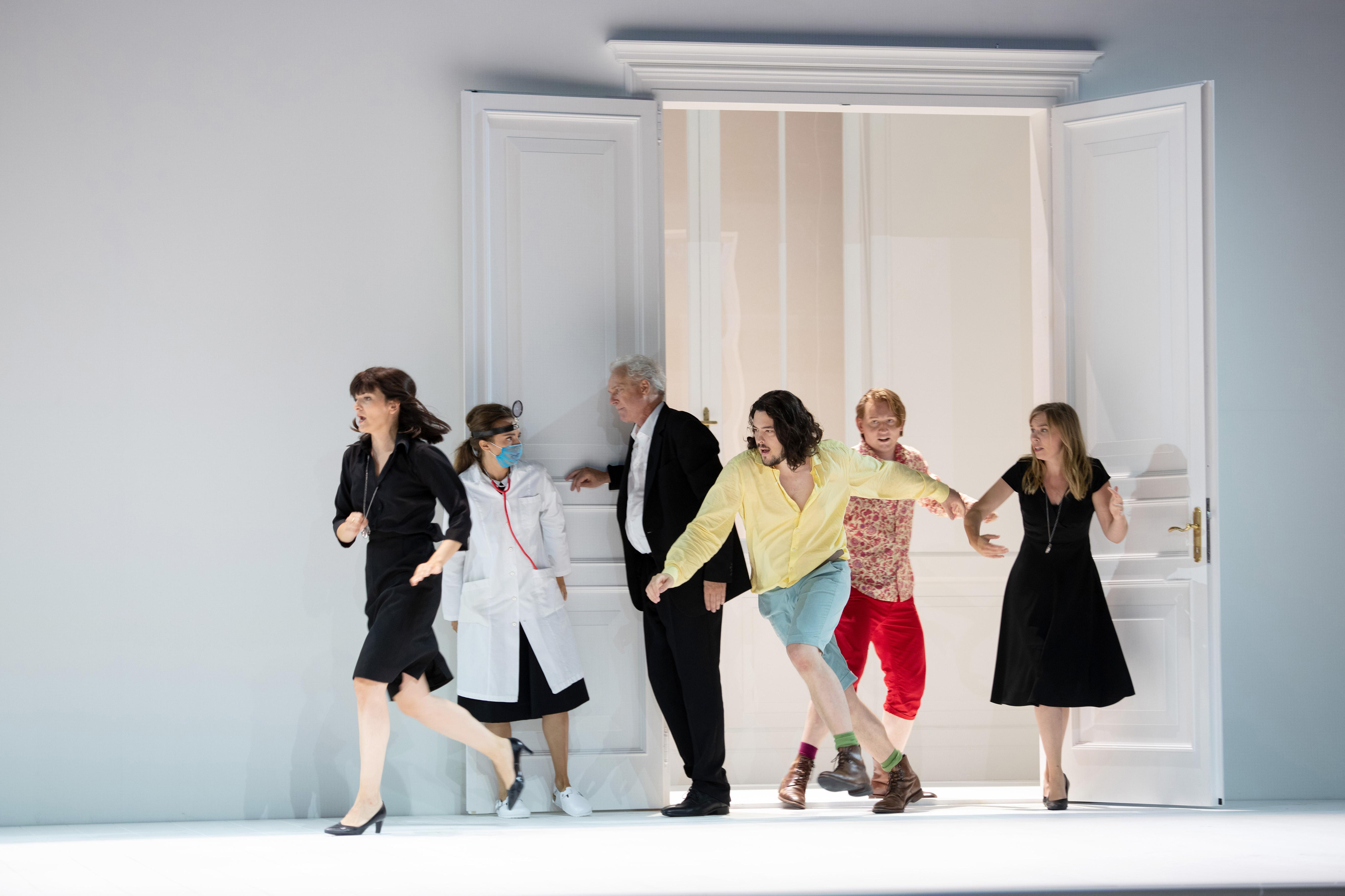 Im Mittelpunkt der Oper steht die Wette, ob Frauen immer bedingungslos treu sind.  Hier das Urteil unseres Kritikers über "Cosi fan tutte".