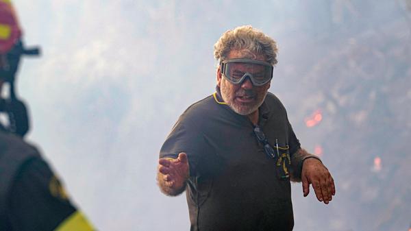 Aus vielen Regionen Italiens machten sich Feuerwehr-Trupps auf den Weg nach Sizilien. Italiens Regierungschef Mario Draghi unterschrieb am Sonntag ein Dekret und gab damit den Weg frei, damit weitere Feuerwehr-Trupps aus anderen Regionen nach Sizilien zur Hilfe entsandt werden konnten.