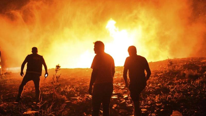 Feuerwehrleute und Dorfbewohner versuchen, ein Feuer in der Provinz Antalya unter Kontrolle zu bringen.   Die Europäische Union schickt derweil Unterstützung in die Türkei. Drei Löschflugzeuge, eines aus Kroatien und zwei aus Spanien, seien mobilisiert worden, hieß es in einer Mitteilung der EU-Kommission.