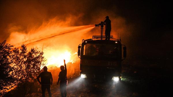 Tausende Einsatzkräfte kämpfen seit knapp einer Woche gegen Waldbrände. In der Nacht zu Sonntag wurden in der Ferienregion Bodrum mehrere Dörfer evakuiert, wie der Bürgermeister sagte. Die Menschen seien unter anderem mit Booten über das Meer in Sicherheit gebracht worden