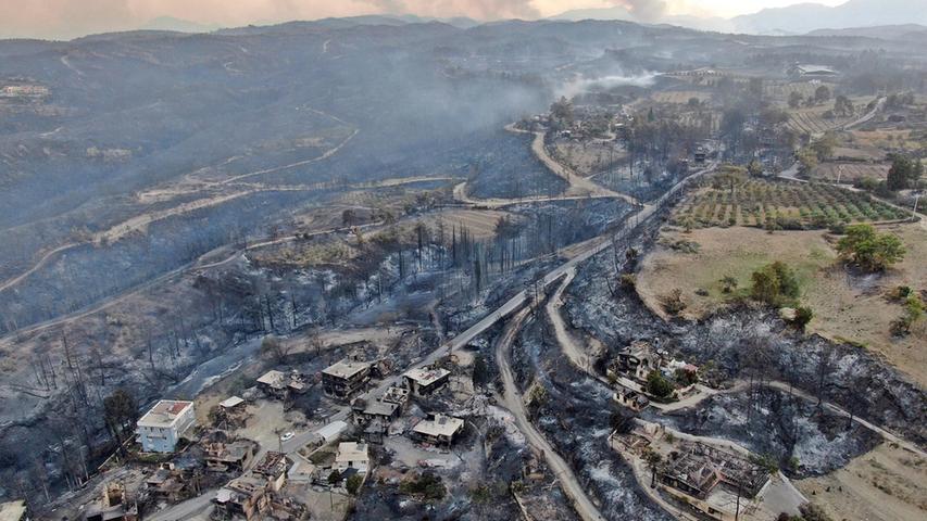 Manavgat: Eine Luftaufnahme zeigt zerstörte Häuser in einem Dorf nach einem Waldbrand. Im Zuge der Brände an der türkischen Mittelmeerküste und in weiteren Regionen sind mehrere Menschen gestorben.