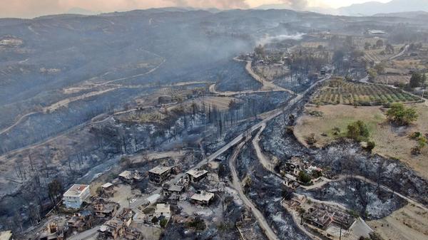 Manavgat: Eine Luftaufnahme zeigt zerstörte Häuser in einem Dorf nach einem Waldbrand. Im Zuge der Brände an der türkischen Mittelmeerküste und in weiteren Regionen sind mehrere Menschen gestorben.