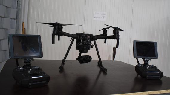 Die Drohne auf einem Tisch in der Halle.