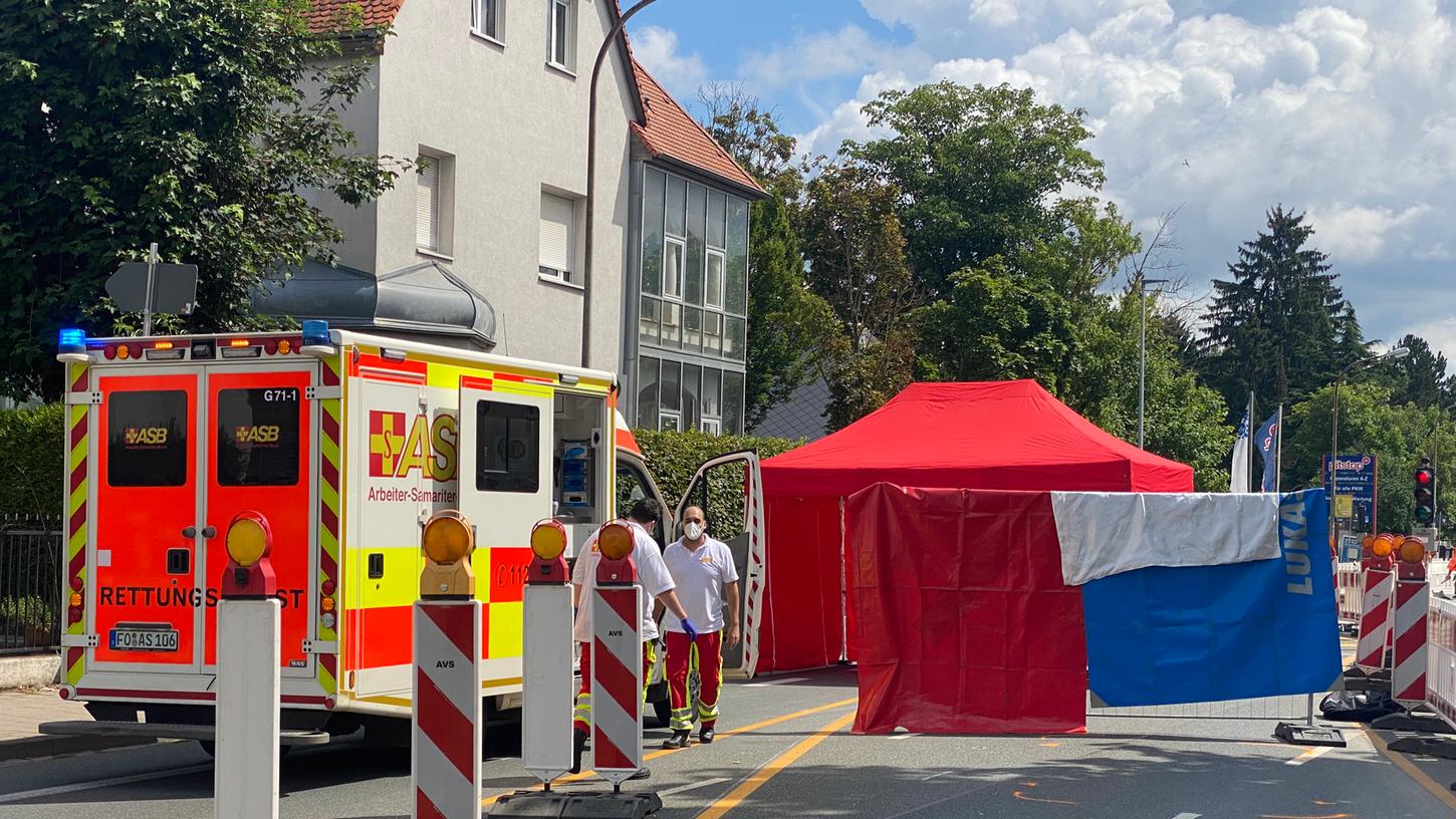 Wie die Polizei mitteilt, hat es auf der Bayreuther Straße in Forchheim einen tödlichen Verkehrsunfall gegeben.