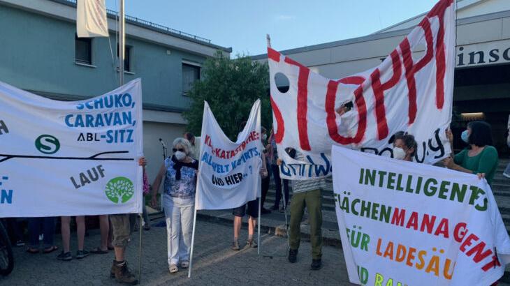 Gegner und Befürworter (ABL-MItarbeiter) der Firmenumsiedlung demonstrierten vor der Bertleinschule, in der die Laufer Stadtratssitzung stattfand. Gegner und Befürworter (ABL-MItarbeiter) der Firmenumsiedlung demonstrierten vor der Bertleinschule, in der die Laufer Stadtratssitzung stattfand.
