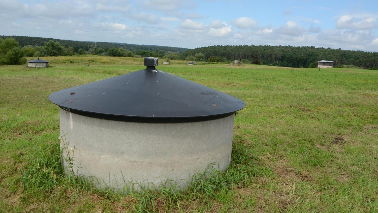 So sieht es oben auf Schwabachs ehemaliger Hausmülldeponie hinter dem Recyclinghof aus. Aus dem Boden ragen Gasmessstationen, die die Deponie seit der Schließung 2005 kontrollieren. In den kommenden beiden Jahren folgt die lange geplante Endabdichtung. Geschätzte Kosten: knapp zehn Millionen Euro.
So sieht es oben auf Schwabachs ehemaliger Hausmülldeponie hinter dem Recyclinghof aus. Aus dem Boden ragen Gasmessstationen, die die Deponie seit der Schließung 2005 kontrollieren. In den kommenden beiden Jahren folgt die lange geplante Endabdichtung. Geschätzte Kosten: knapp zehn Millionen Euro.