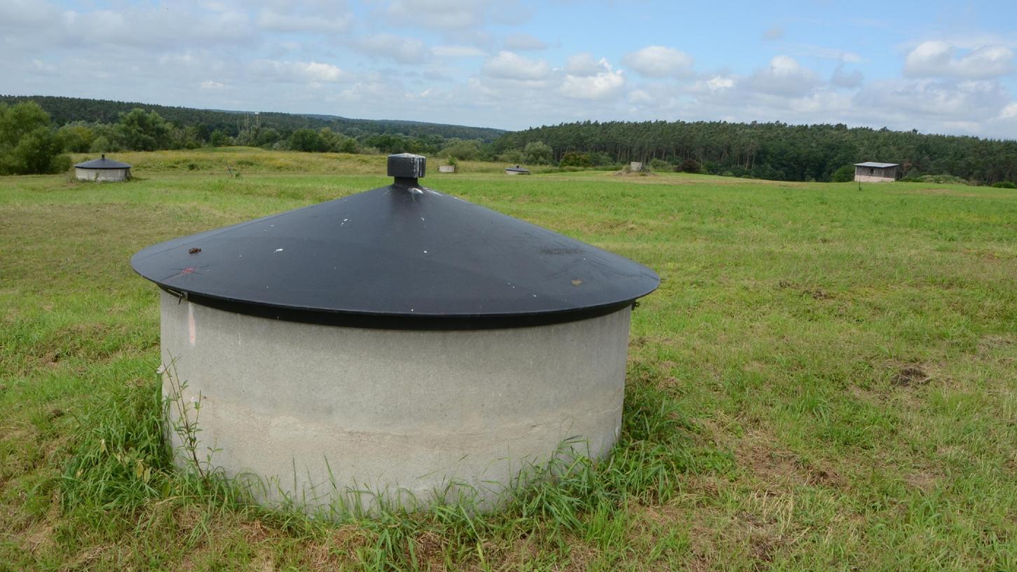 So sieht es oben auf Schwabachs ehemaliger Hausmülldeponie hinter dem Recyclinghof aus. Aus dem Boden ragen Gasmessstationen, die die Deponie seit der Schließung 2005 kontrollieren. In den kommenden beiden Jahren folgt die lange geplante Endabdichtung. Geschätzte Kosten: knapp zehn Millionen Euro.  