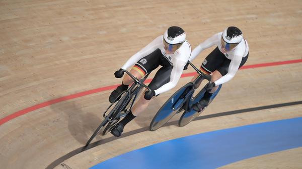 Emma Hinze und Lea Sophie Friedrich pulverisierten an diesem Tag gleich zweimal den bisherigen deutschen Rekord, für Gold reichte es dennoch nicht - 0,085 Sekunden fehlten zum Olympiasieg gefehlt. Den sicherten sich die Chinesinnen Bao Shanju und Zhong Tianshi, die in dem Rennen sogar den Weltrekord fuhren.