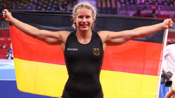 Die frühere Weltmeisterin sicherte sich im letzten Kampf ihrer Karriere olympisches Gold. Im Finale der Gewichtsklasse bis 76 Kilogramm gewann die 30-Jährige mit 7:3 gegen die favorisierte Amerikanerin Adeline Gray.