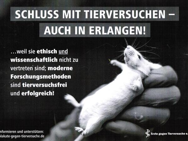 Dieses oder ähnliche Poster sind im August 2021 als Aktion von "Ärzte gegen Tierversuche" in Erlangen zu sehen.  