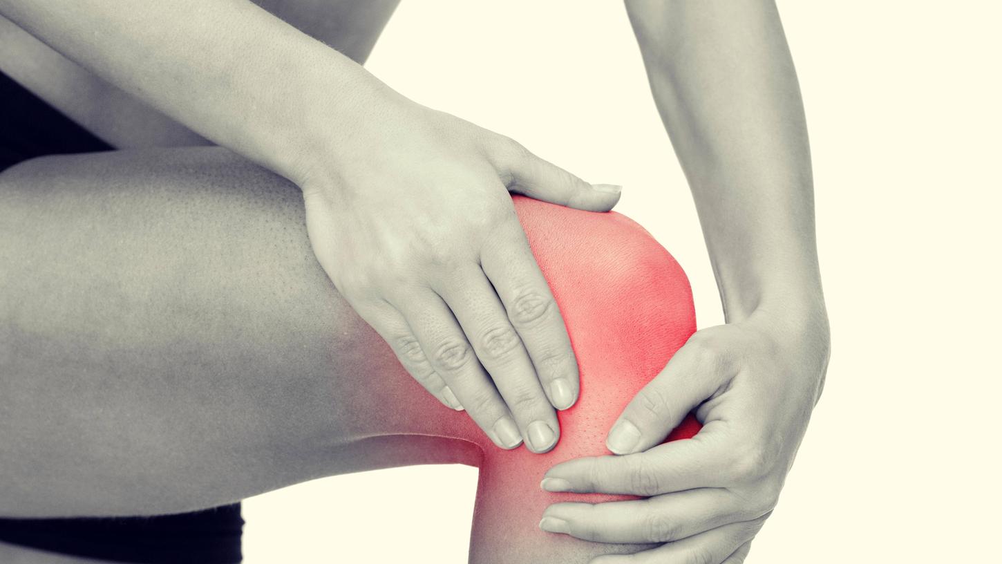 Schmerzen und zunehmende Steifheit im Kniegelenk sind sichere Anzeichen für einen fortschreitenden Verschleiß des Knorpelgewebes, die Arthrose.