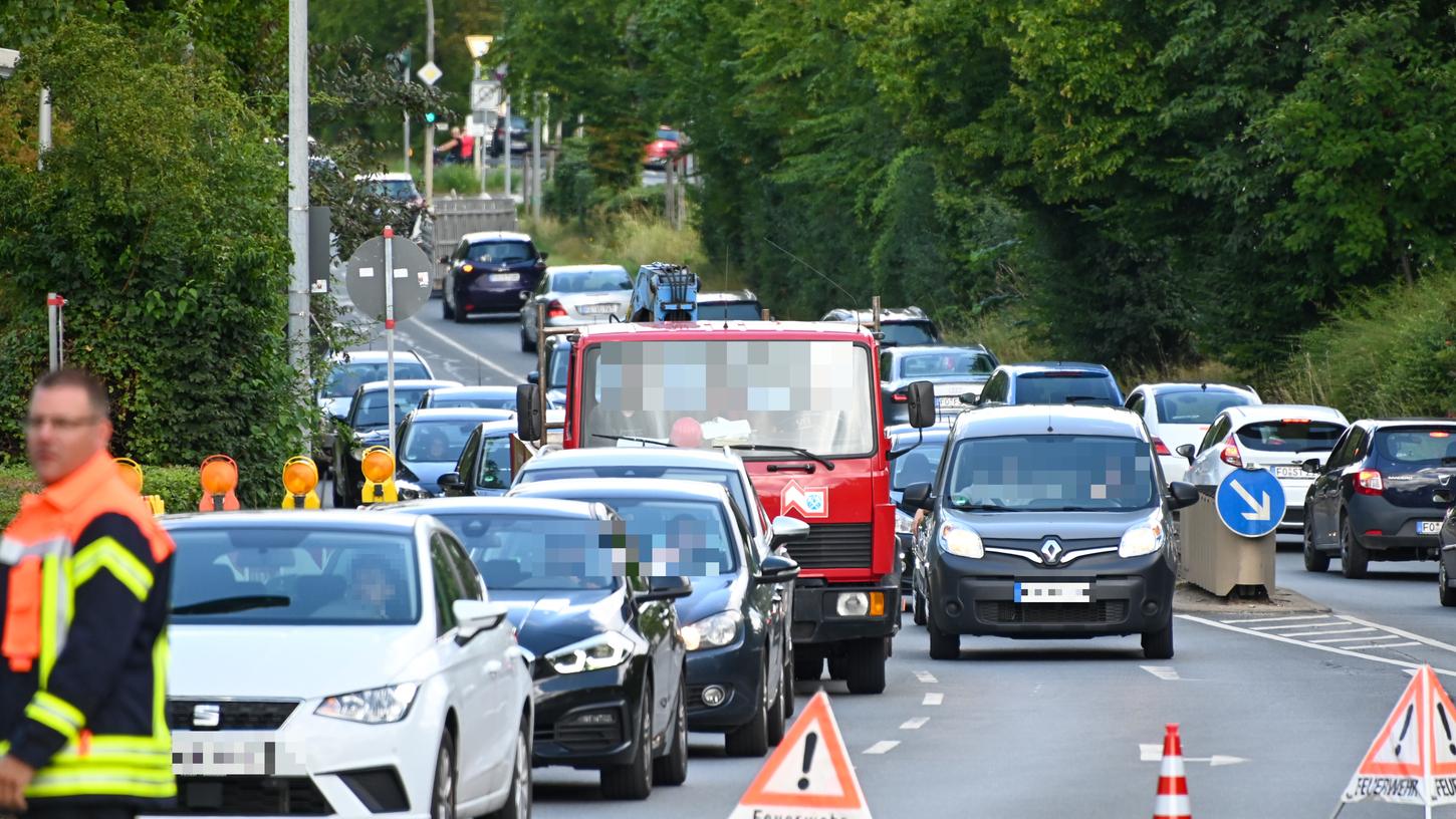 Nach einem Unfall auf der Bayreuther Straße am Montag, 2. August, wurde die Verbindung komplett gesperrt. Auch vor der Bahnhofsbrücke ging in der Folge nichts mehr. 