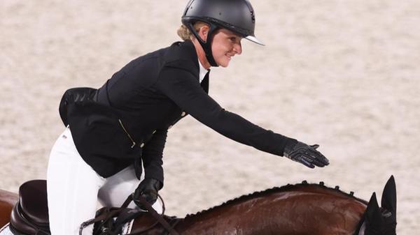 Reiterin Julia Krajewski blieb im abschließenden Springen mit der Stute Amande ohne Abwurf und sicherte Deutschland das vierte Einzel-Gold in Serie nach Hinrich Romeike 2008 sowie Michael Jung 2012 und 2016. Die 32-Jährige ist die erste Frau, die Olympiasiegerin im Vielseitigkeitsreiten wird.