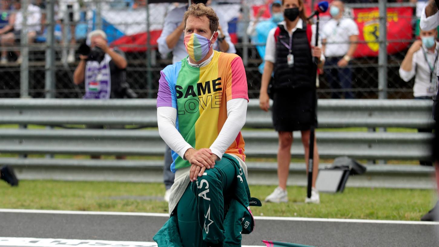 Klare Botschaft: Sebastian Vettel kniet vor dem Rennen in Ungarn und trägt einen Regenbogen-Shirt mit der Aufschrift "Same Love".