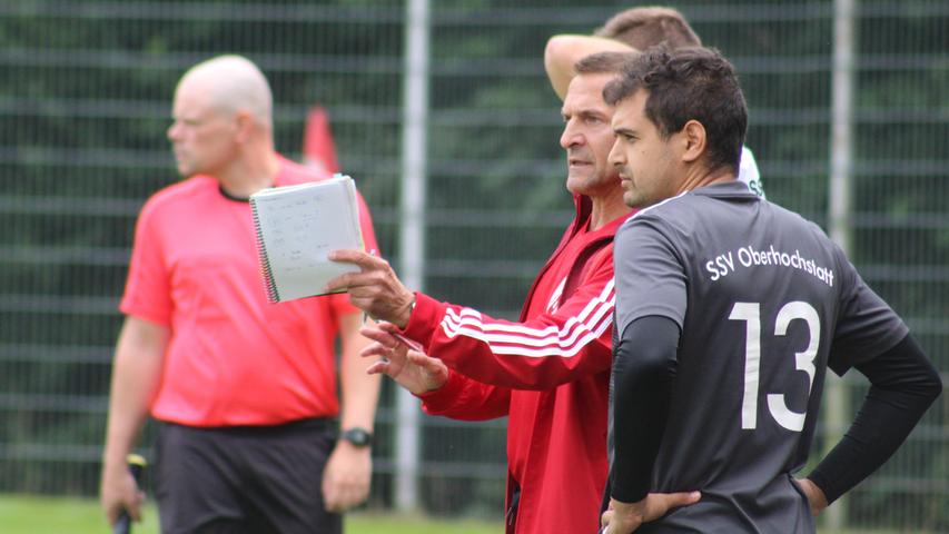 Letzte Anweisungen: Oberhochstatts Trainer Lothar Satzinger mit Neuzugang Mohamed Riahi.