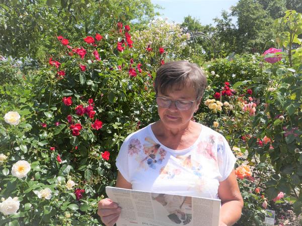 Gerline Büttner hat in ihrem Sammenheimer Rosengarten einen gemütlichen Zeitungsleseplatz mitten im Blütenmehr.