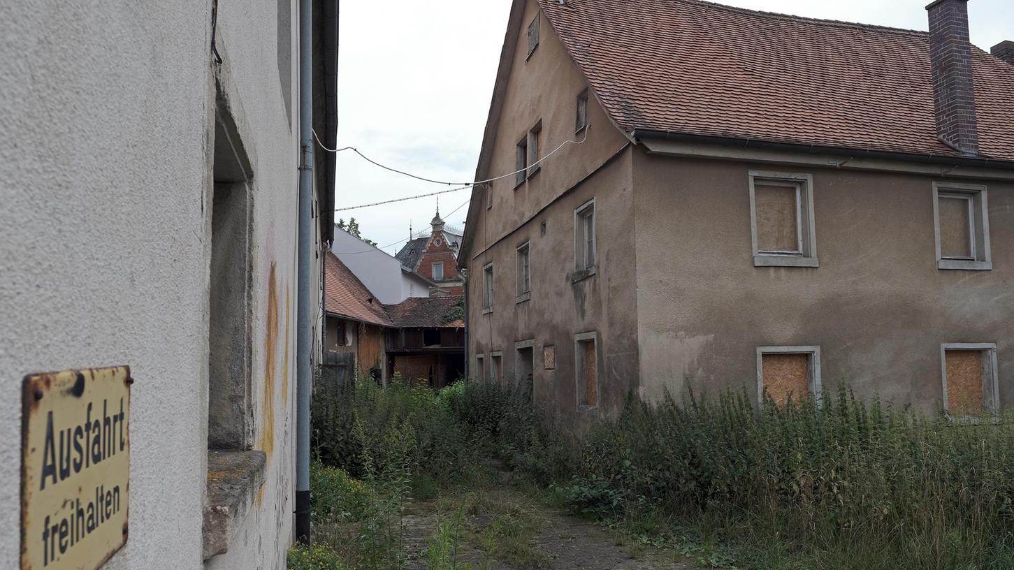 Der ehemalige Bauernhof zwischen Niederhofener und Eichstätter Straße wird nun endgültig abgerissen. Der Auftrag ging an die Firma Schutt Karl in Pfraunfeld. Auf dem Grundstück wird einem CSU-Antrag folgend ein Der ehemalige Bauernhof zwischen Niederhofener und Eichstätter Straße wird nun endgültig abgerissen. Der Auftrag ging an die Firma Schutt Karl in Pfraunfeld. Auf dem Grundstück wird einem CSU-Antrag folgend ein