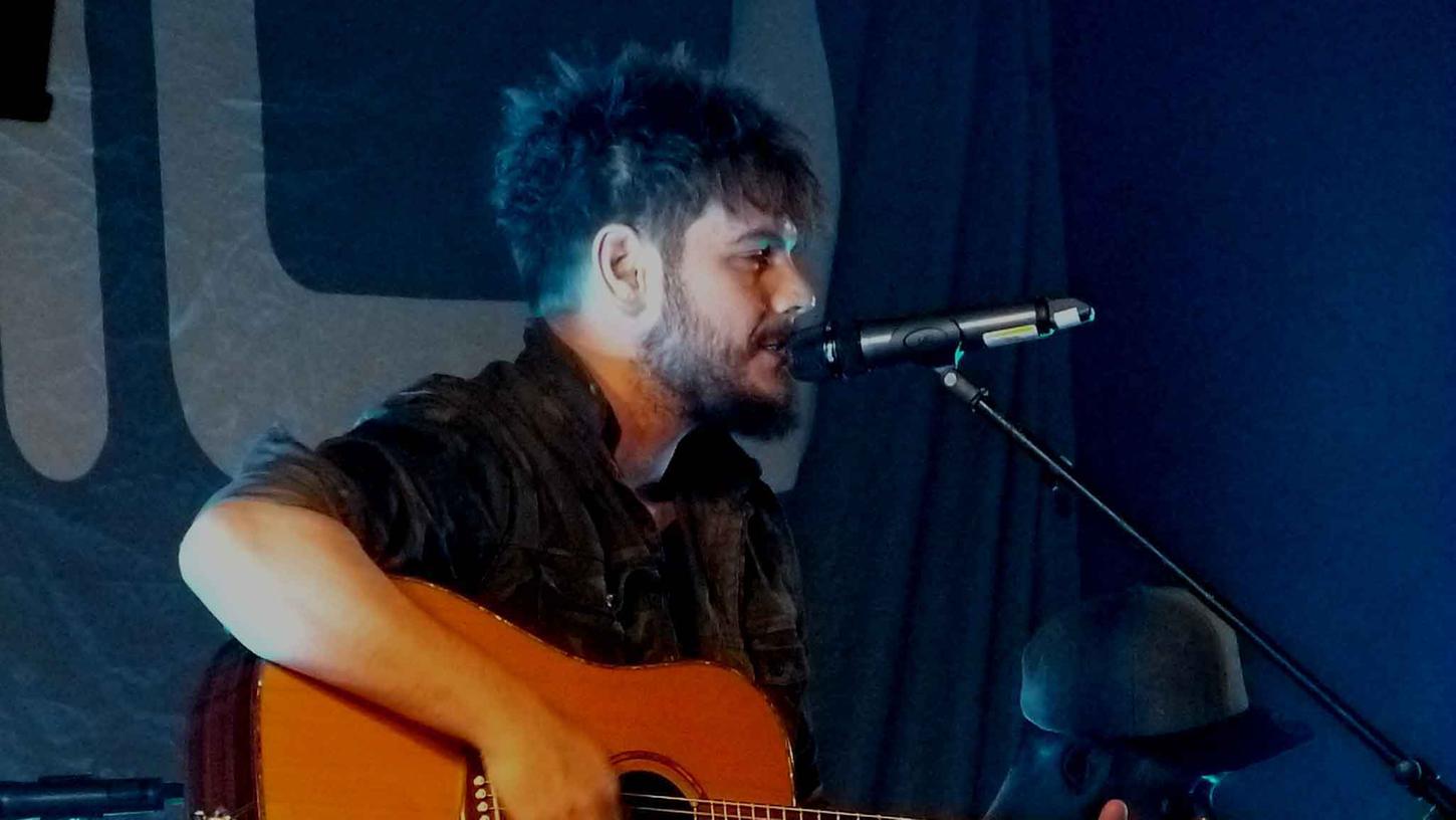 Begleitet sich auf der Gitarre oder am Klavier selbst, wenn er seine mit viel Leidenschaft komponierten Lieder singt: Nevio Passaro, auf den sich viele Fans in seiner fränkischen Heimat freuen.
Begleitet sich auf der Gitarre oder am Klavier selbst, wenn er seine mit viel Leidenschaft komponierten Lieder singt: Nevio Passaro, auf den sich viele Fans in seiner fränkischen Heimat freuen.