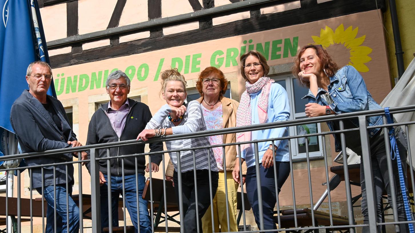 Die alte und neue Garde zusammen (von links nach rechts): Gerhard Meixner, Ulrich Zenneck, Melanie Rövekamp, Edith Fießer, Annette Prechtel und Andrea Hecking vor der FGL-Parteizentrale am Paradeplatz. 