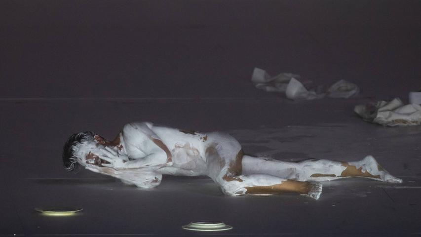 Don Giovanni (Davide Luciano) beschmiert sich mit weißer Farbe und wird optisch eins mit dem Kirchenboden. Regisseur Romeo Castellucci bereitet in seiner Inszenierung dem Verführer ein schreckliches Ende. Die Aufführung ist bis 5. November 2021 in der Arte-Mediathek abrufbar: arte.tv
