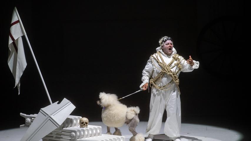 Über Don Ottavio (Michael Spyres) macht sich Regisseur Romeo Castellucci lustig und kostümiert ihn als alberne Figur.