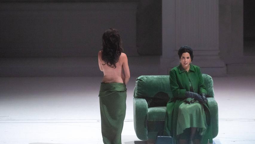 Regisseur Romeo Castellucci doppelt Don Giovannis Hauptfrauen (hier Federica Lombardi als Donna Elvira) mit Statistinnen, die die Hüllen fallen lassen. 
