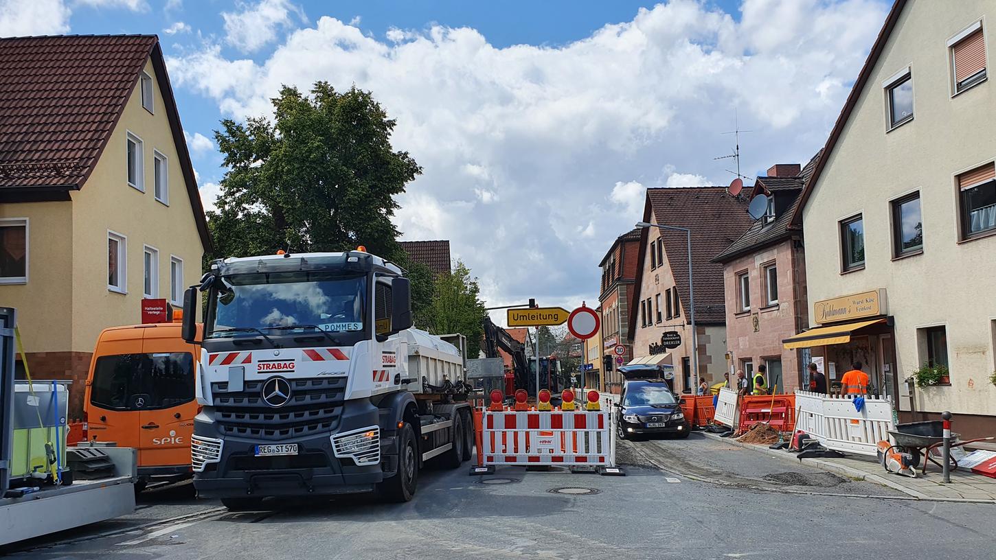 Mit Schlaglöcher flicken ist es in Fischbach nicht mehr getan. In der Hauptstraße wird die Fahrbahn neu asphaltiert.