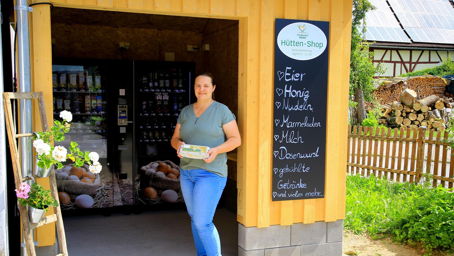 Im Hütten-Shop des Hühnerhofs Merz gibt es neben den eigenen Proldukten wie Eiern und Nudeln auch Bier, Joghurt und Grillfleisch. Im Hütten-Shop des Hühnerhofs Merz gibt es neben den eigenen Proldukten wie Eiern und Nudeln auch Bier, Joghurt und Grillfleisch.