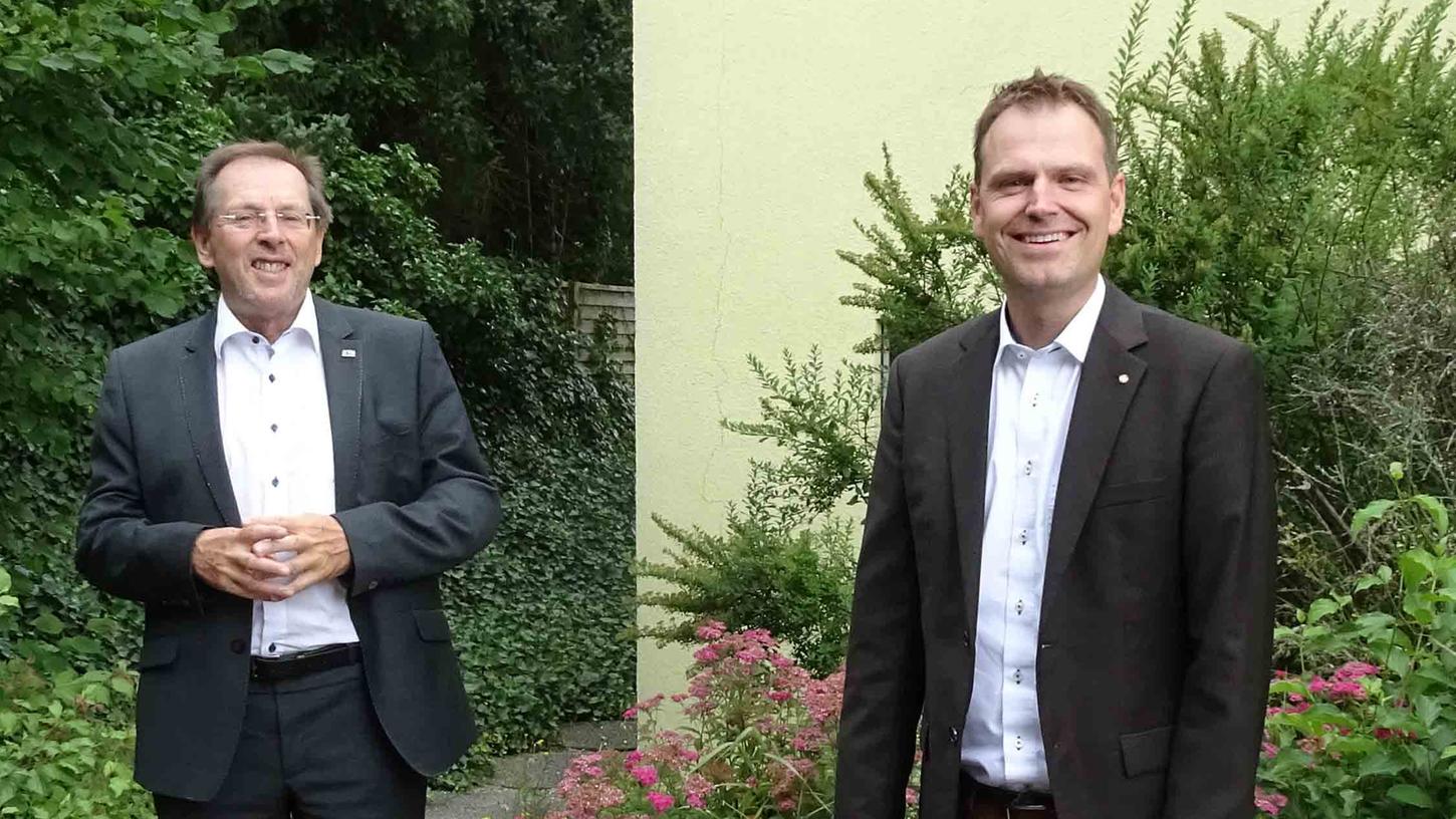 Der scheidende und der neue Kreisvorsitzende: Hans Herold sieht in Dr. Christian von Dobschütz (r.) den idealen Nachfolger an der Spitze des CSU-Kreisverbandes.
Der scheidende und der neue Kreisvorsitzende: Hans Herold sieht in Dr. Christian von Dobschütz (r.) den idealen Nachfolger an der Spitze des CSU-Kreisverbandes.
