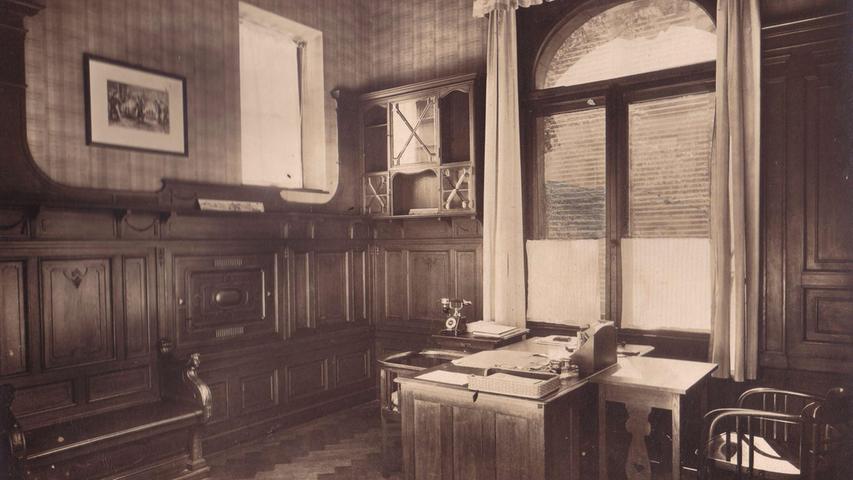 1929 diente das frühere Herrenzimmer im Neo-Empire-Stil als Büro der Gesellschaft für Elektrometallurgie.  