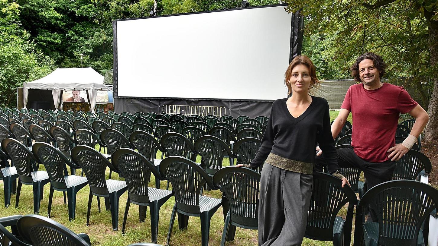 "Jetzt muss nur noch der Sommer kommen": Die "Lamm"-Betreiber Elisa Coburger und Peter Zwingmann auf dem Kino-Gelände an der Bleiche.