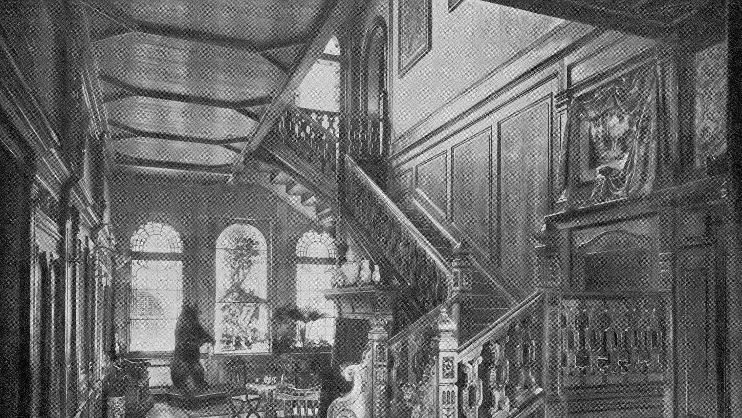 Das prunkvolle Vestibül der Hopf'schen Villa an der Blumenstraße wartete 1896 mit reichen Vertäfelungen, Glasmalereien, einer Rokokotreppe, einer Truhenbank und einem ausgestopften Bären auf.  