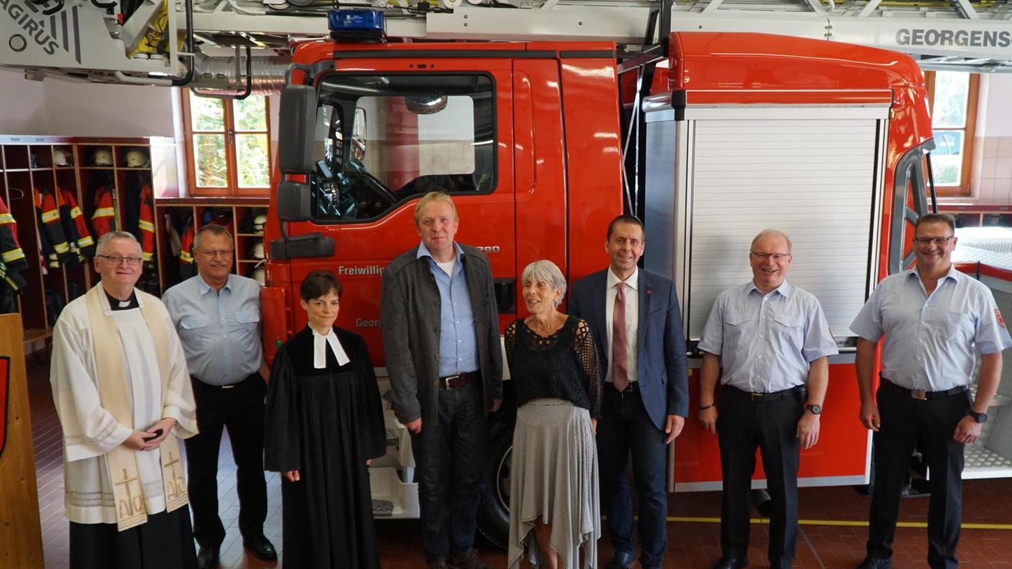 Mit dem Segen der Kirchen wurde in Georgensgmünd die neue Drehleiter eingeweiht, fast 600.000 Euro wurden für die Sicherheit der Bürger investiert. Amtsträger, allen voran Bürgermeister Ben Schwarz, freuen sich mit der Führungsspitze der Wehr.
Mit dem Segen der Kirchen wurde in Georgensgmünd die neue Drehleiter eingeweiht, fast 600.000 Euro wurden für die Sicherheit der Bürger investiert. Amtsträger, allen voran Bürgermeister Ben Schwarz, freuen sich mit der Führungsspitze der Wehr.