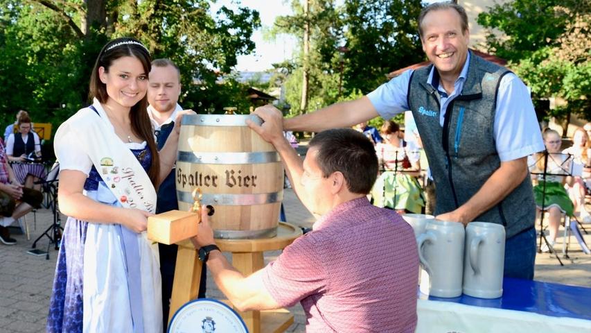 Zum Kirchweihauftakt in Georgensgmünd hatte die Spalter Bierkönigin Johnna Merkenschlager symbolisch ein Fass Festbier angezapft.