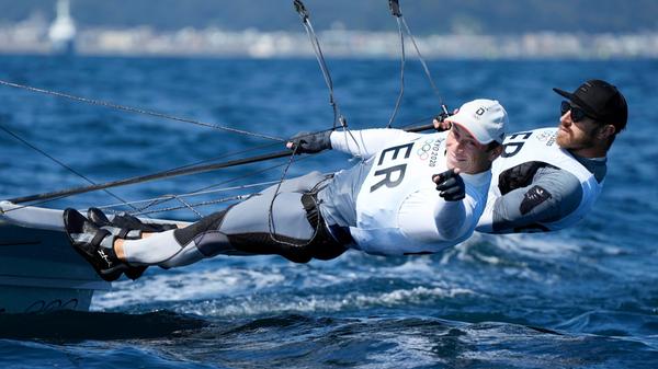 Dank eines zweiten Platzes im Medal Race der 49er verbesserten sich der Kieler und der Hamburger am Dienstag vom vierten auf den dritten Rang der Gesamtwertung und wiederholten ihren Erfolg von Rio 2016. Gold sicherten sich die Briten Dylan Fletcher/Stuart Bithell durch den Sieg im Medaillenrennen