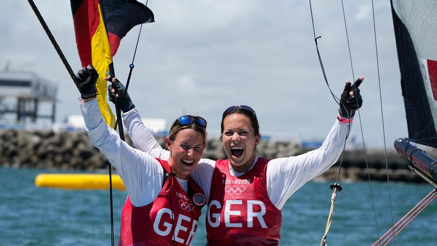 Mit Platz fünf im abschließenden Medaillenrennen rückte das Duo aus Holzhausen und Strande vom dritten auf den zweiten Rang vor. Olympiasiegerinnen wurden wie 2016 in Rio die Brasilianerinnen Martine Grael/Kahena Kunze.