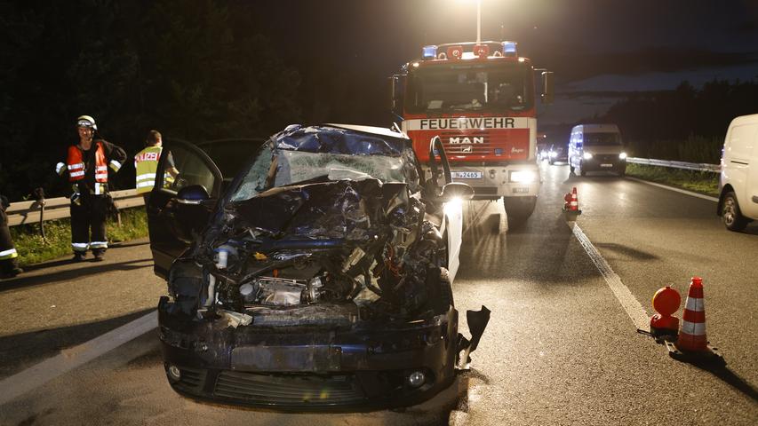 Auto fährt auf Lastwagen auf: Totalschaden