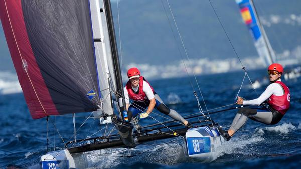 Die Katamaran-Segler Paul Kohlhoff und Alica Stuhlemmer haben Olympia-Bronze gewonnen. Die Kieler Mixed-Crew verteidigte am Dienstag im Medal Race der Nacra 17-Klasse vor Enoshima ihren dritten Platz in der Gesamtwertung. Dazu reichte dem 26-jährigen Kohlhoff und der fünf Jahre jüngeren Stuhlemmer ein achter Rang in der Abschluss-Wettfahrt. Olympiasieger wurden Ruggero Tita/Caterina Banti aus Italien vor John Gimson/Anna Burnet aus Großbritannien.