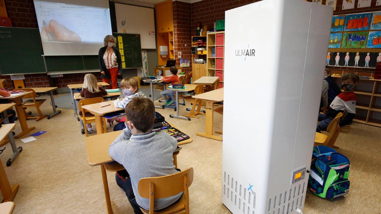 Trotz Zweifel an der Wirksamkeit soll die Igensdorfer Grundschule nun ebenfalls mit Luftreinigungsgeräten ausgestattet werden.