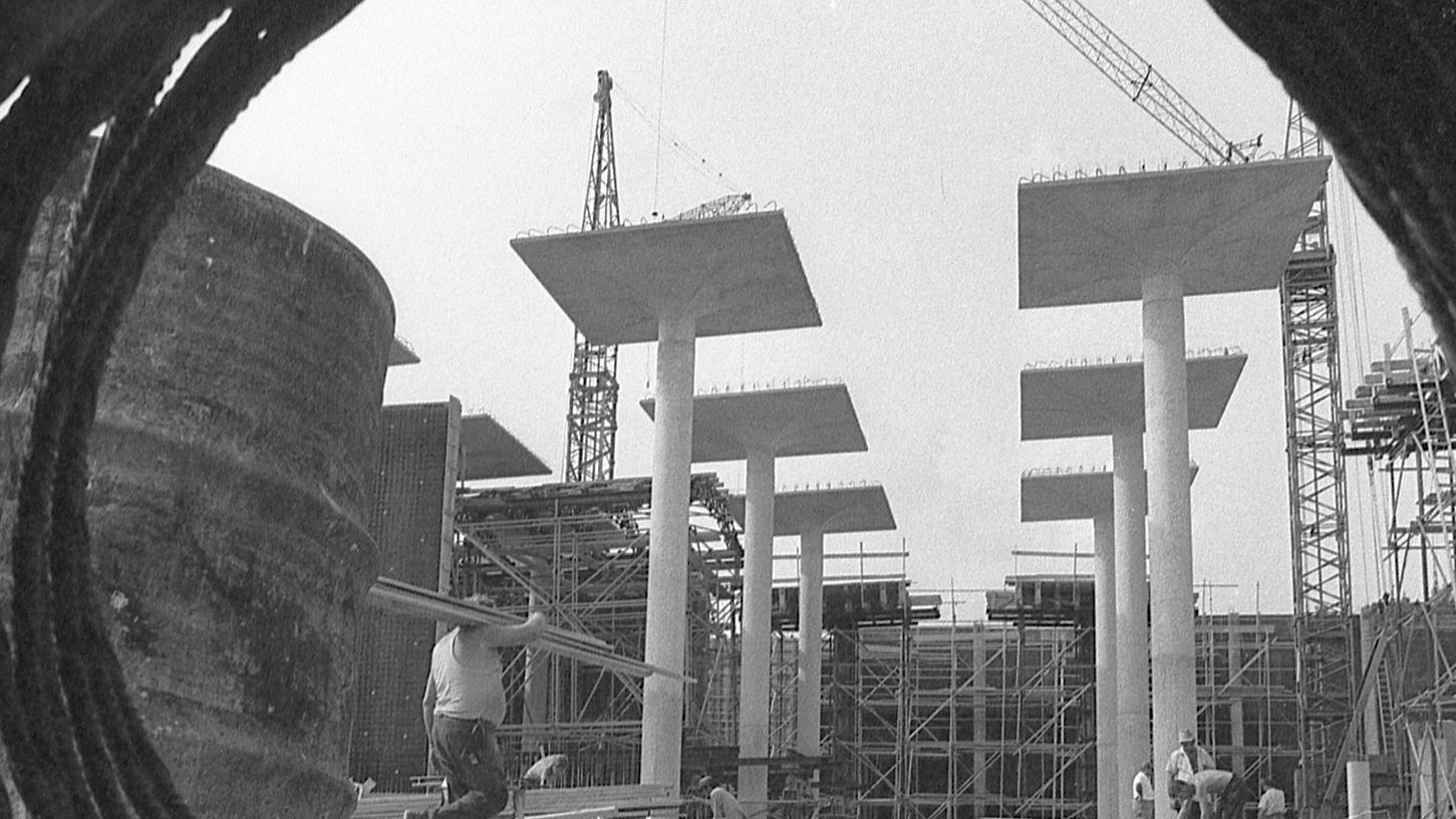 4. August 1971: Behälter bei Krottenbach faßt rund 60 000 Kubikmeter 4. August 1971: Behälter bei Krottenbach faßt rund 60 000 Kubikmeter
