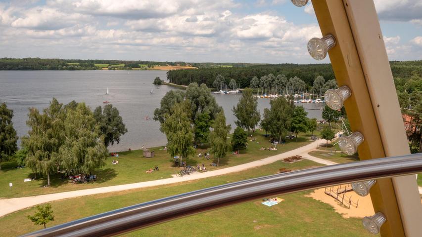 Jetzt zur Ferienzeit bietet sich dieser schöne Blick von oben auf den Rothsee. Dort steht schon seit Tagen ein Riesenrad, das auch eifrig genutzt wird.