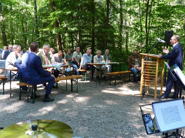 50 Jahre Naherholungsvereine im Reichswald: Das wurde auf einem Wanderparkplatz gefeiert. Auch Landrat Alexander Tritthart hielt eine Rede (am Pult). 