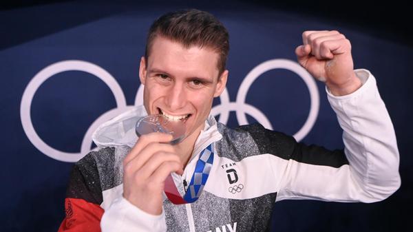 Dank einer exzellenten Vorführung hat der Unterhachinger sensationell die Silbermedaille gewonnen. Mit 15,700 Punkten musste sich der 28-Jährige nur dem Chinesen Jingyuan Zou (16,233) geschlagen geben. Dritter wurde der Türke Ferhat Arican mit 15,633 Punkten.