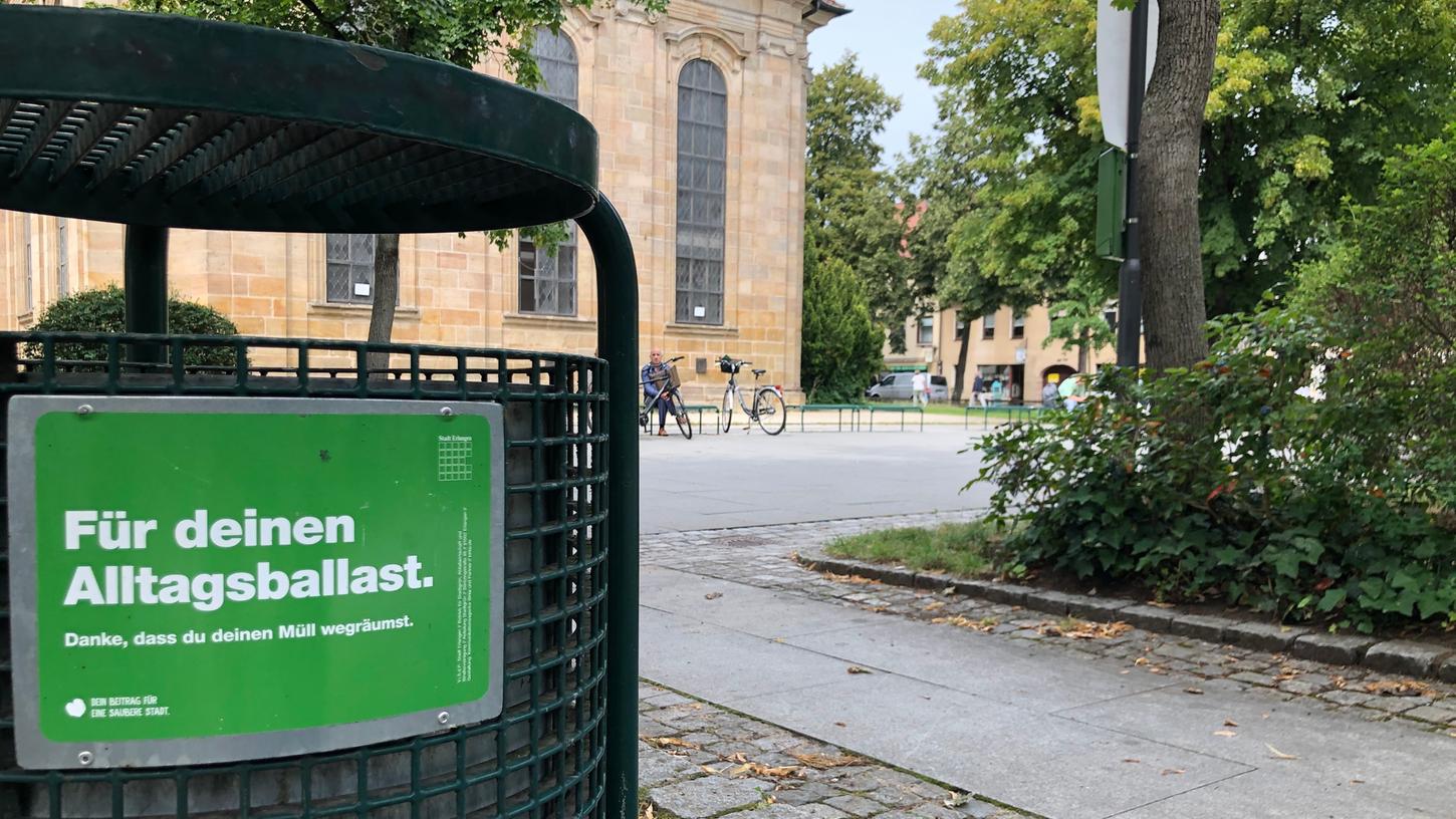 Wie hier am Bohlenplatz sollen künftig Aufkleber auf den Abfallbehältern und Hinweisschilder dafür werben, Müll ordentlich zu entsorgen oder wieder mit nach Hause zu nehmen.
Wie hier am Bohlenplatz sollen künftig Aufkleber auf den Abfallbehältern und Hinweisschilder dafür werben, Müll ordentlich zu entsorgen oder wieder mit nach Hause zu nehmen.
