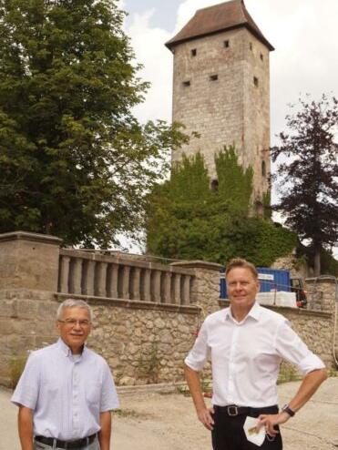 Norbert Dünkel (rechts) machte sich zusammen mit Bürgermeister Josef Springer ein Bild über den aktuellen Stand der Sanierungsarbeiten auf Burg Veldenstein, die seit 2017 saniert wird. Norbert Dünkel (rechts) machte sich zusammen mit Bürgermeister Josef Springer ein Bild über den aktuellen Stand der Sanierungsarbeiten auf Burg Veldenstein, die seit 2017 saniert wird.
