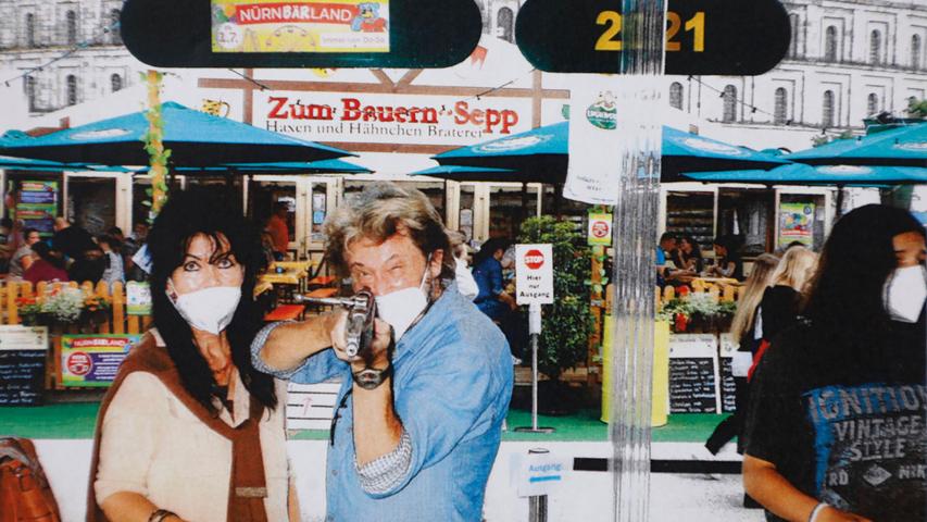 Seit fast 50 Jahren machen sie das gleiche Foto: Alfons Dinnebier aus Weißenburg hält mit seiner Frau Maria einen Schießbuden-Selfie-Rekord. Auch 2021 konnte er ein Foto machen - dank dem Nürnbärland und dem "Bayerischen Schützenhaus".