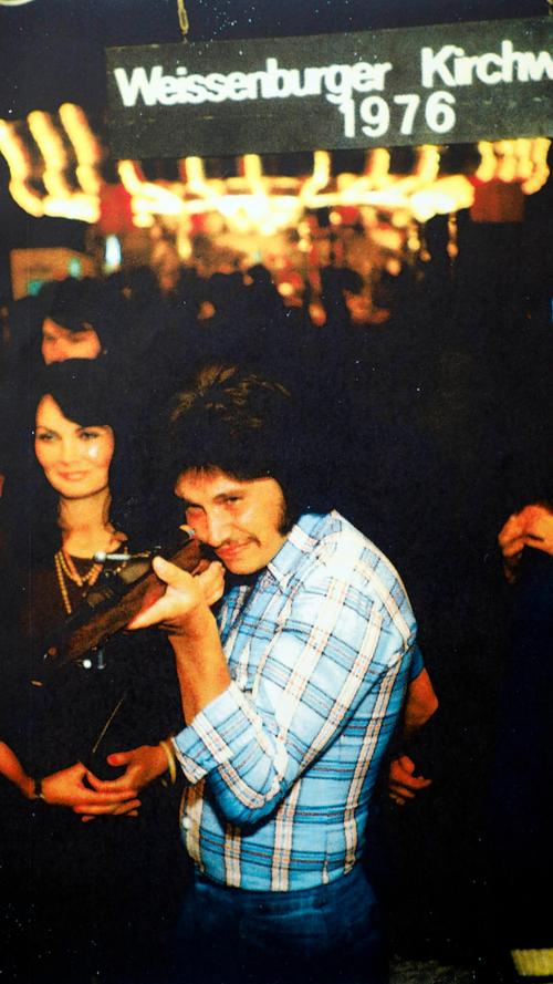Alfons Dinnebier schießt jedes Jahr ein Foto mit seiner Frau an der Schießbude. Hier 1986